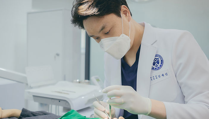 모든 의료진은 1회용 글러브, 마스크를 사용합니다